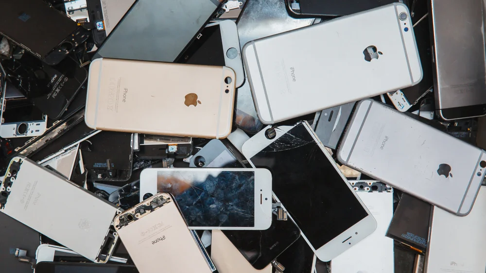 recycle old iPhones: massive pile of broken devices