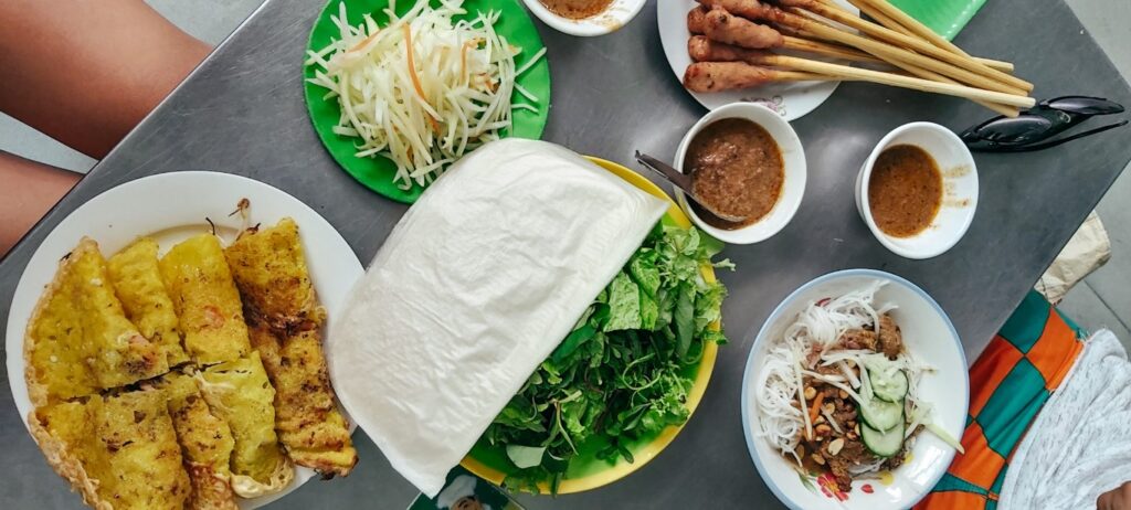 Banh Xeo Nem Loi: A beautiful example of Vietnamese food