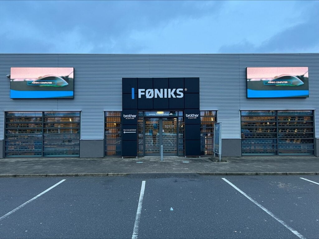 Storefront of Føniks Computer and carpark
